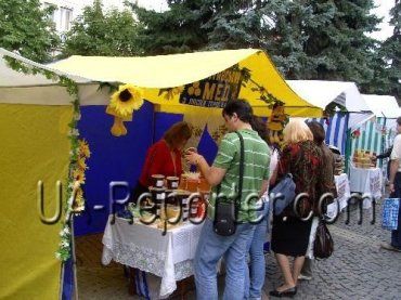 Фестиваль меда на главной городской площади Мукачево