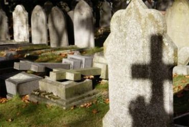 Австралиец насиловал несовершеннолетних на кладбище