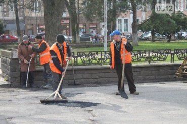 Ужгородские водители вынуждены были терпеть ямы и выбоины