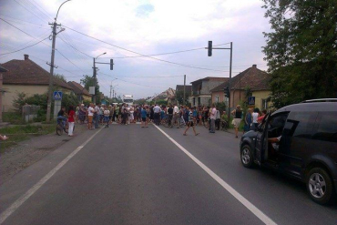 Весь транспорт застрял в пробке на трассе Киев-Чоп в селе Ракошино
