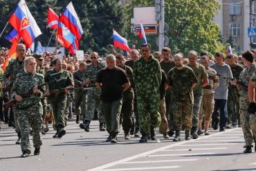 По центру Донецка террористы провели пленных солдат украинской армии
