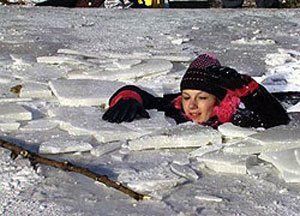 Под Днепропетровском дети провалились под лед.