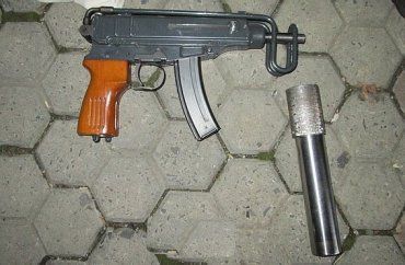 Милиционеры изъяли пистолет "Скорпион" с глушителем и пистолет Макарова