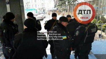 В центре Киева полиция окружила гостиницу "Лыбидь"