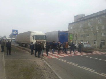 Возле села Малые Подлески участники блокады перекрыли дорогу