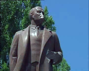 В центре Киева покалечили памятник Ленину