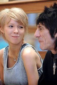 Гитарист Rolling Stones вышвырнул российскую подружку