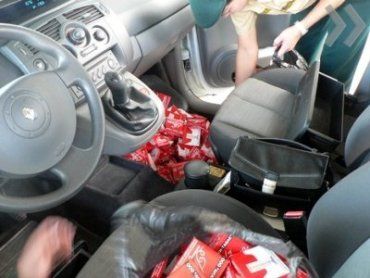В Ужгороде таможенники конфисковали два автомобиля с контрабандными сигаретами