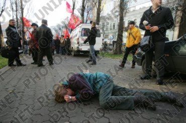Избитый мужчина, обливший краской памятник Ленину в Киеве