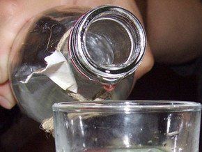 В Черновицкой области 9-летняя девочка в знак протеста выпила бутылку водки и отравилась.