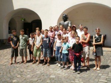 На Закарпатті для дітей-сиріт організували екскурсію в Мукачево