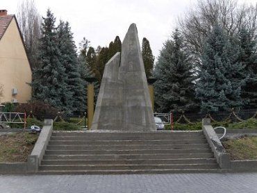 Последние штрихи капремонта центральной аллеи на Холме Славы в Ужгороде