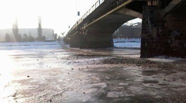 В Ужгороде коммунальщики бездумно загрязняют реку