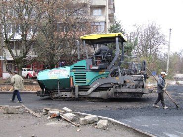 В Ужгороді розпочали асфальтування вулиці Закарпатської
