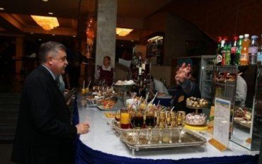 В буфете Дворца "Украина" цены на алкоголь "кусаются"