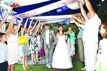 Ступая на рушник, невесты портили платья