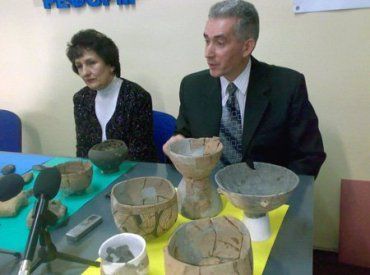 Габріелла Потушняк та Йосип Кобаль презентують колекцію доісторичних скарбів