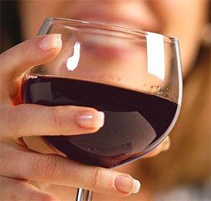 Пищу с холестерином советуют употреблять с красным вином и сливами