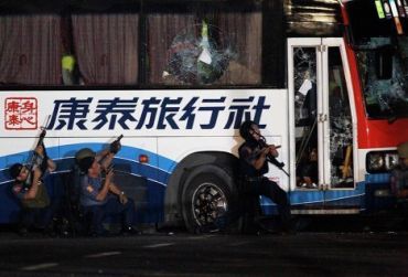 Штурм автобуса, пассажиры которого стали заложниками экс-полицейского