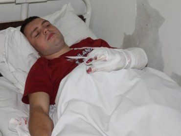 Поліцейського, пораненого в Рахові з автомата, прооперують в Ужгороді.