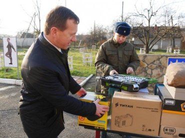 Міський голова Богдан Андріїв передав військовослужбовцям одяг та інструменти