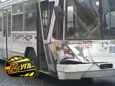 В Киеве рейсовый троллейбус столкнулся с хлебовозом Renault.
