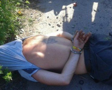 На Закарпатті поліція затримала чоловіка з повною сумкою наркотиків та зброї