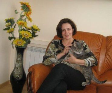 Киевлянка Мария Климпуш держит кота Гриця