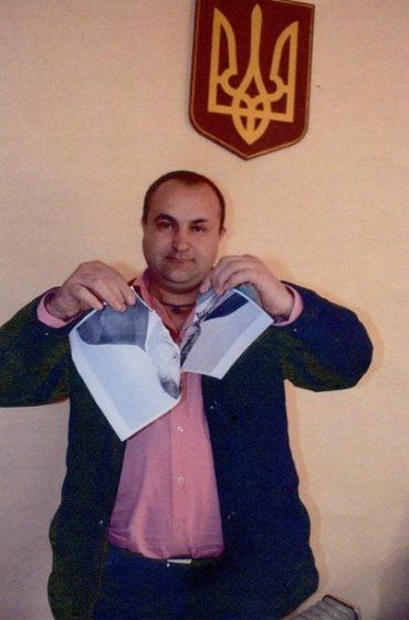 Закарпатський депутат публічно розірвав портрет Порошенко.