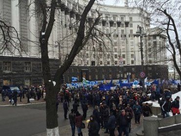Митингующие перекрыли Грушевского в Киеве возле Кабмина