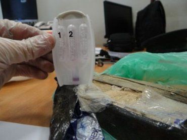Наркотики были спрятаны в 300 черных полиэтиленовых пакетах в полу прицепа