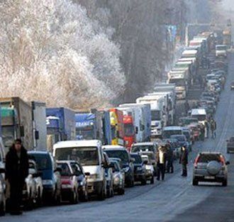 Водители надеются дождаться своей очереди на украинской границе