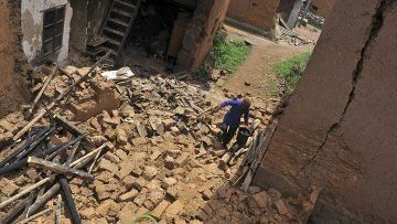 От удара подземной стихии пострадали более 300 тысяч человек