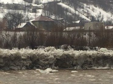 В Закарпатье легковушка с пассажирами попала в селевой поток