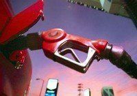 Бензин дешевеет в самых дорогих областях