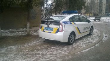 Полицейские припарковали автомобиль на тротуаре