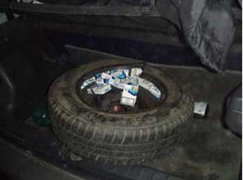 Сигареты были спрятаны в шине запасного колеса