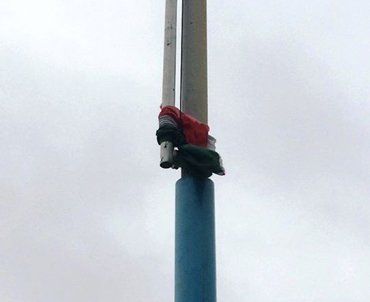 Сильный ветер повредил венгерский флаг