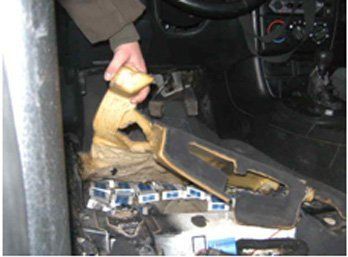 Українець сховав сигарети у сидіннях свого авто