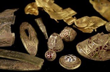 Крупнейший в истории Британии клад нашли в Стаффордшире