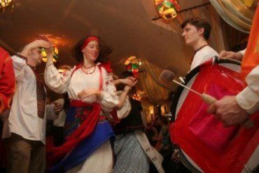 Этно-диско вечерницы Олега Скрипки едут по Украине