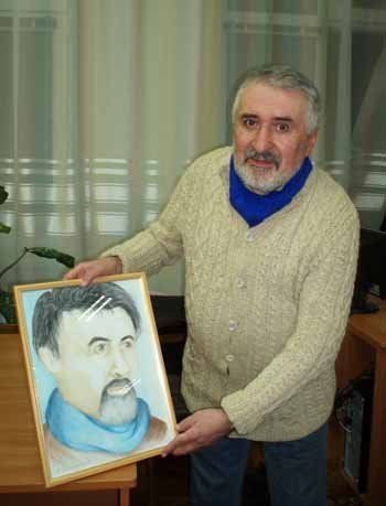 Владимир Фединишинец с портретом самого себя работы студентки УжНУ