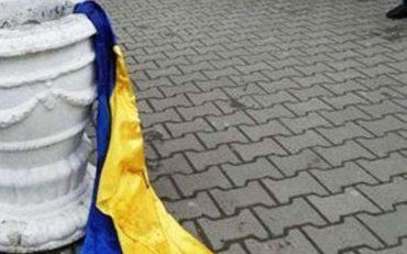 П'яні жлоби побили хлопця і позривали українські прапори зі стін кафе