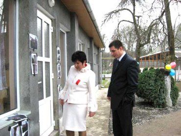 Мария Рояк и Николай Жолтани рассматривают фото детского сада до реконструкции