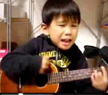 Ребенок с укулеле стал хитом на видеосервисе YouTube