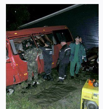 Спасатели МЧС достают пострадавших из изувеченных авто
