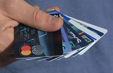 Банкам запретили выдавать клиентам валютные кредиты по платежным картам