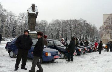 В Ужгороде ключи от автомобилей "Славута" вручили 10 семьям с двумя инвалидами