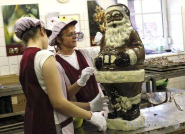 Стоит шоколадный Санта-Клаус высотой в 1 метр и весом в 10 кг "всего" 180 евро