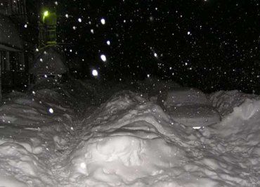 В Луганске расчищают дороги от снега